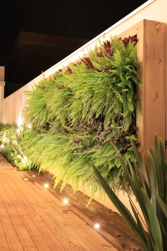 Boxed Garden Wall Along a Fence. Source: Carpentieros.pt