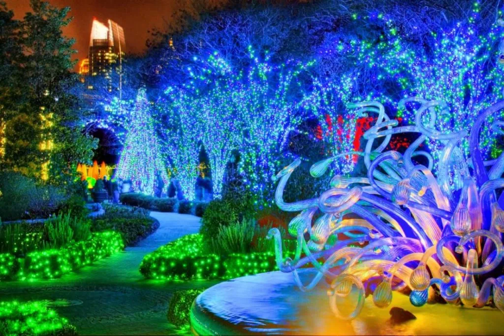 Psychedelic Lights and Chihuly at Atlanta Botanical Gardens. Source: GreatAmericanCountry